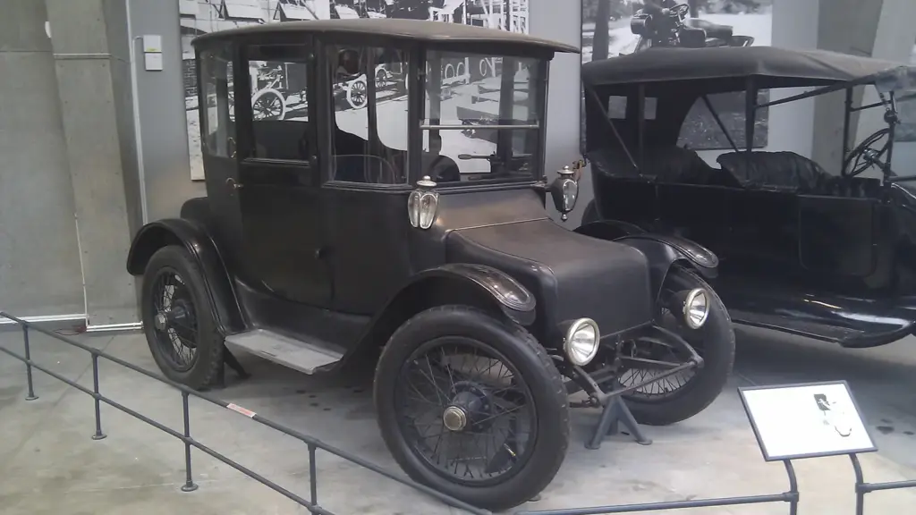 1915 Detroit Electric car, an early battery-powered automobile