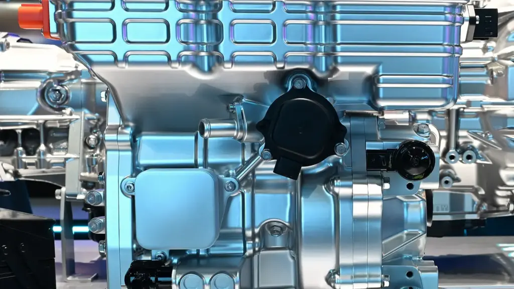Electric drive unit combining the motor, inverter and reduction gear in one housing