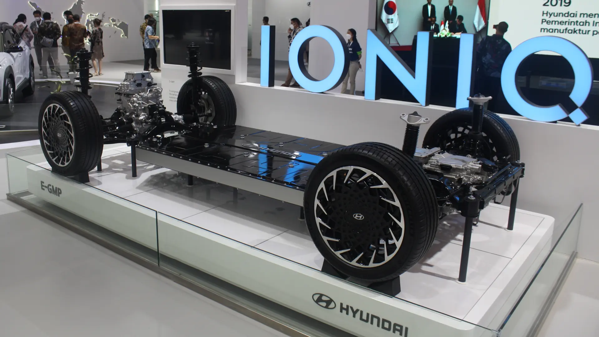Electric car skateboard platform with the battery pack, motors and suspension on display