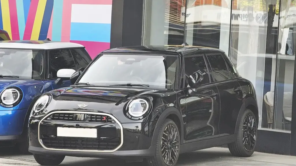 Midnight Black MINI Cooper S 5-door (F65) hatchback