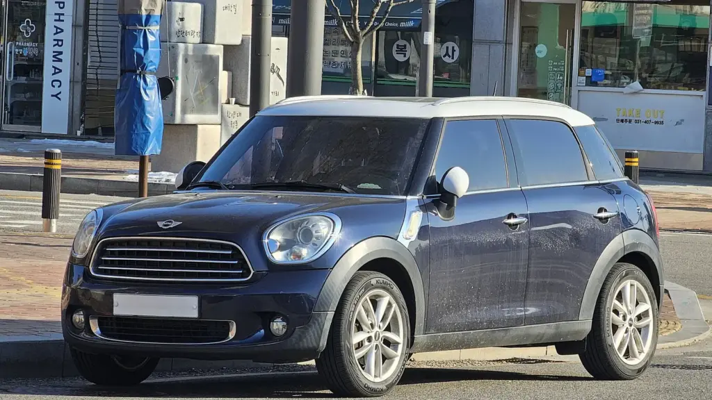 First-generation MINI Countryman (R60) in Cosmic Blue Metallic
