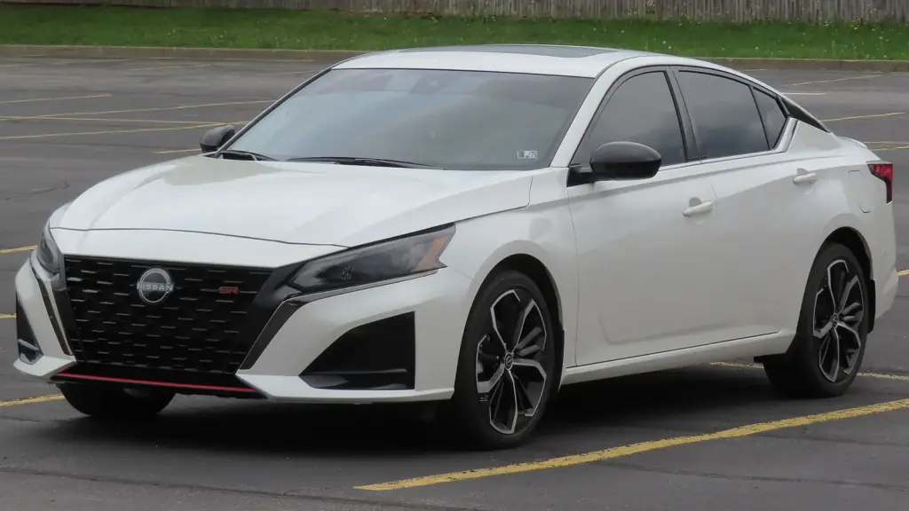 2024 Nissan Altima SR sedan, front left view