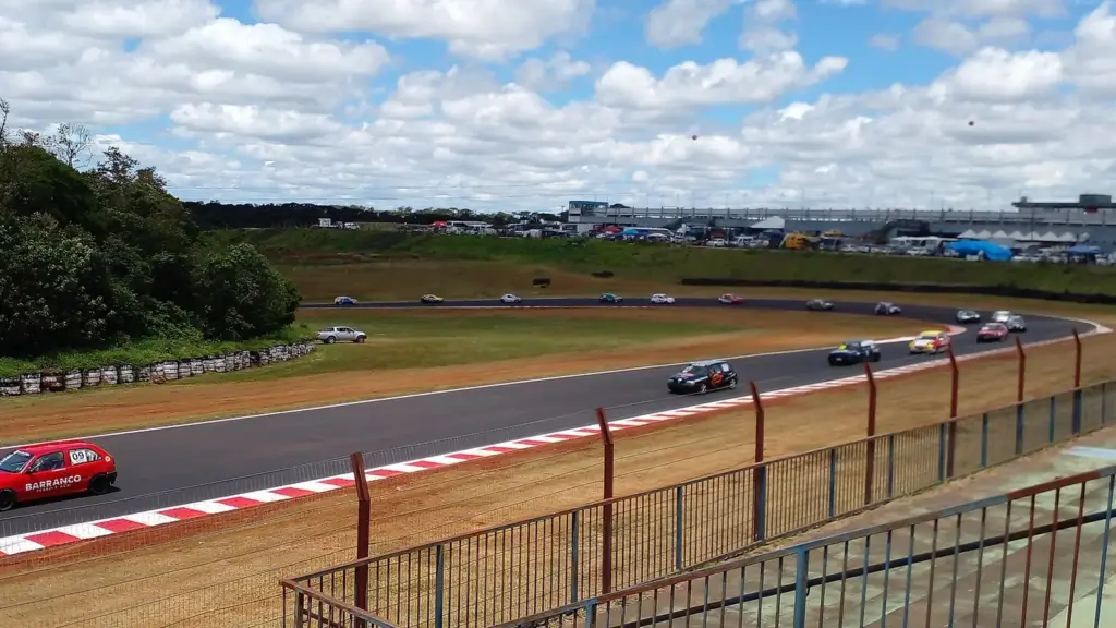 Race cars on track at the Autódromo Internacional de Cascavel