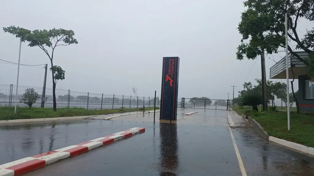 Pit lane and track at the Circuito dos Cristais in Curvelo