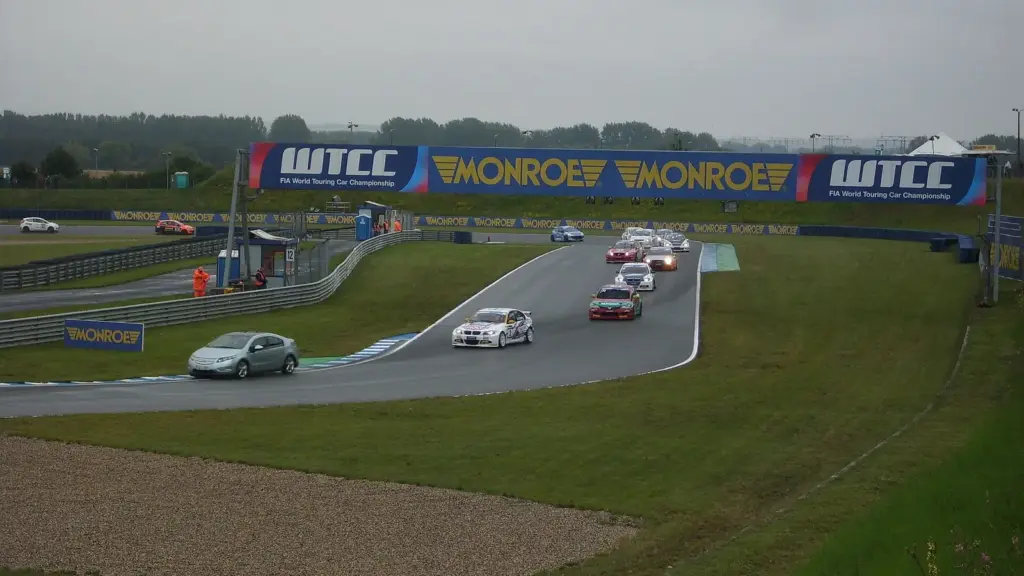 Touring car field on the formation lap at Motorsport Arena Oschersleben