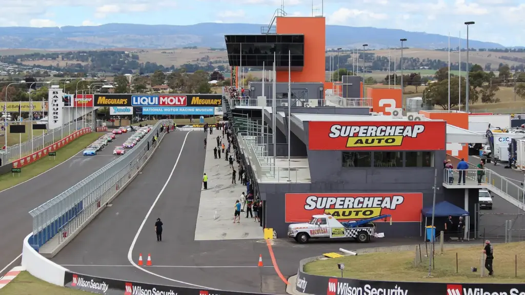 Cars on the grid on the pit straight at Mount Panorama, Bathurst