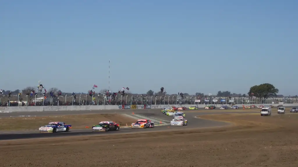 Turismo Carretera cars racing on the Rafaela oval in 2007
