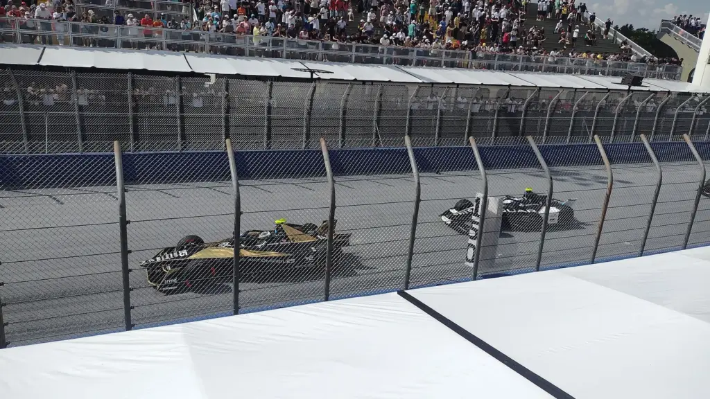 Formula E cars racing on the São Paulo street circuit at the Anhembi Sambadrome in 2023