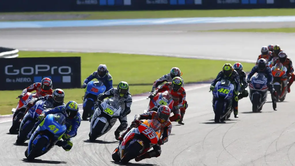 Marc Márquez leads the MotoGP field on the opening lap of the 2015 Argentine Grand Prix at Termas de Río Hondo