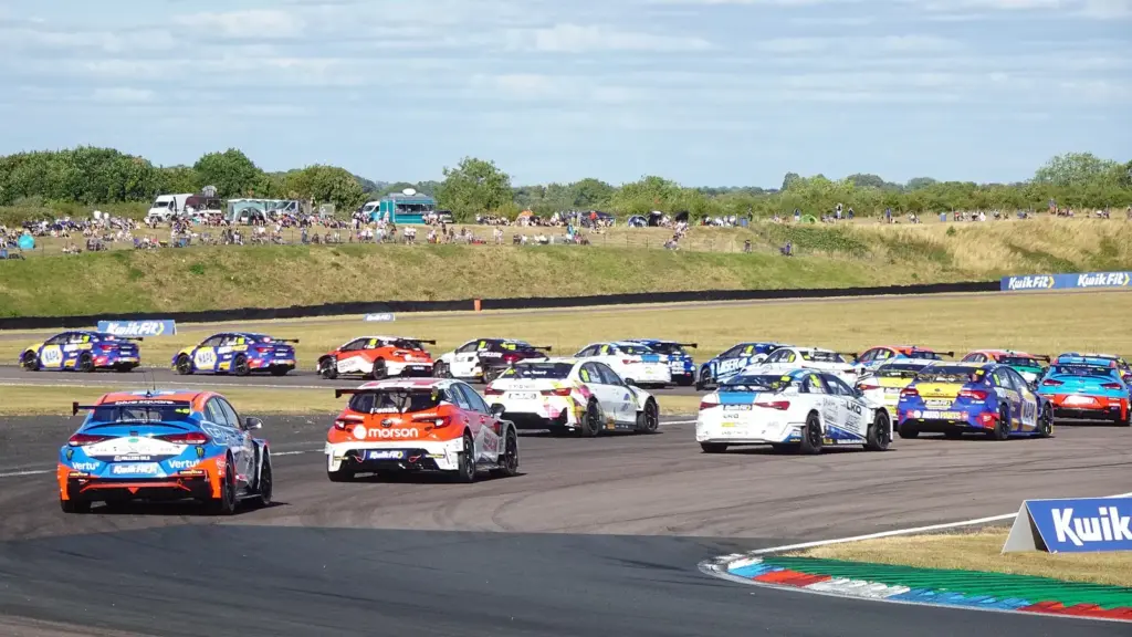 British Touring Car Championship field on the opening lap at Thruxton