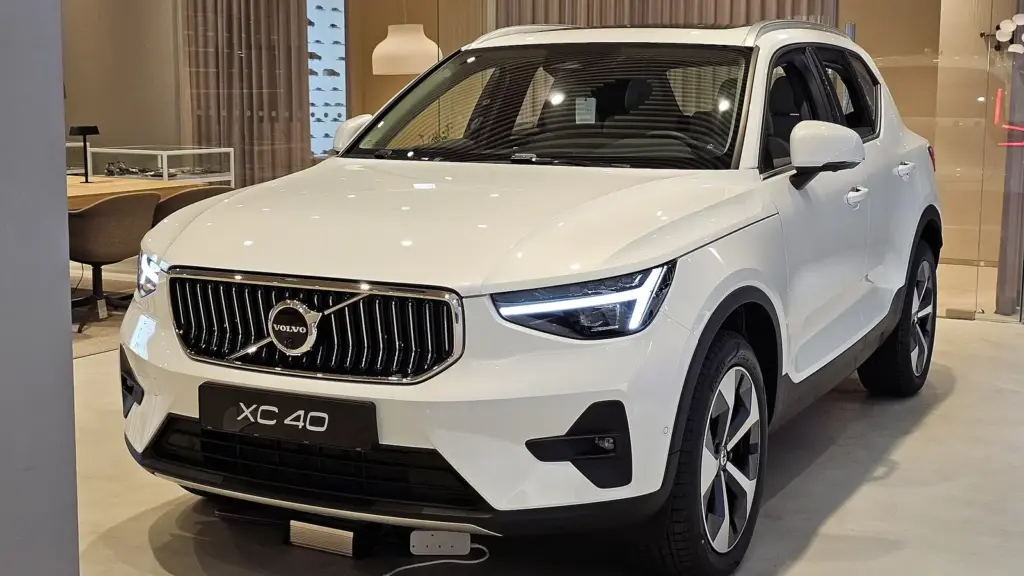 White Volvo XC40 B4 facelift in a Volvo showroom in Goyang, South Korea