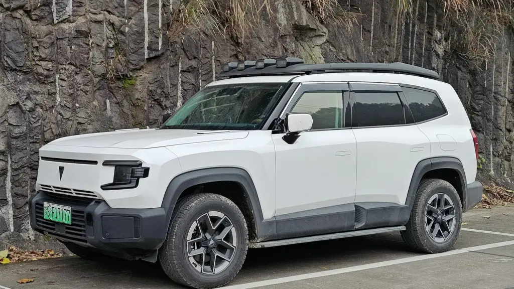 White Deepal G318 off-road SUV parked by a rock wall
