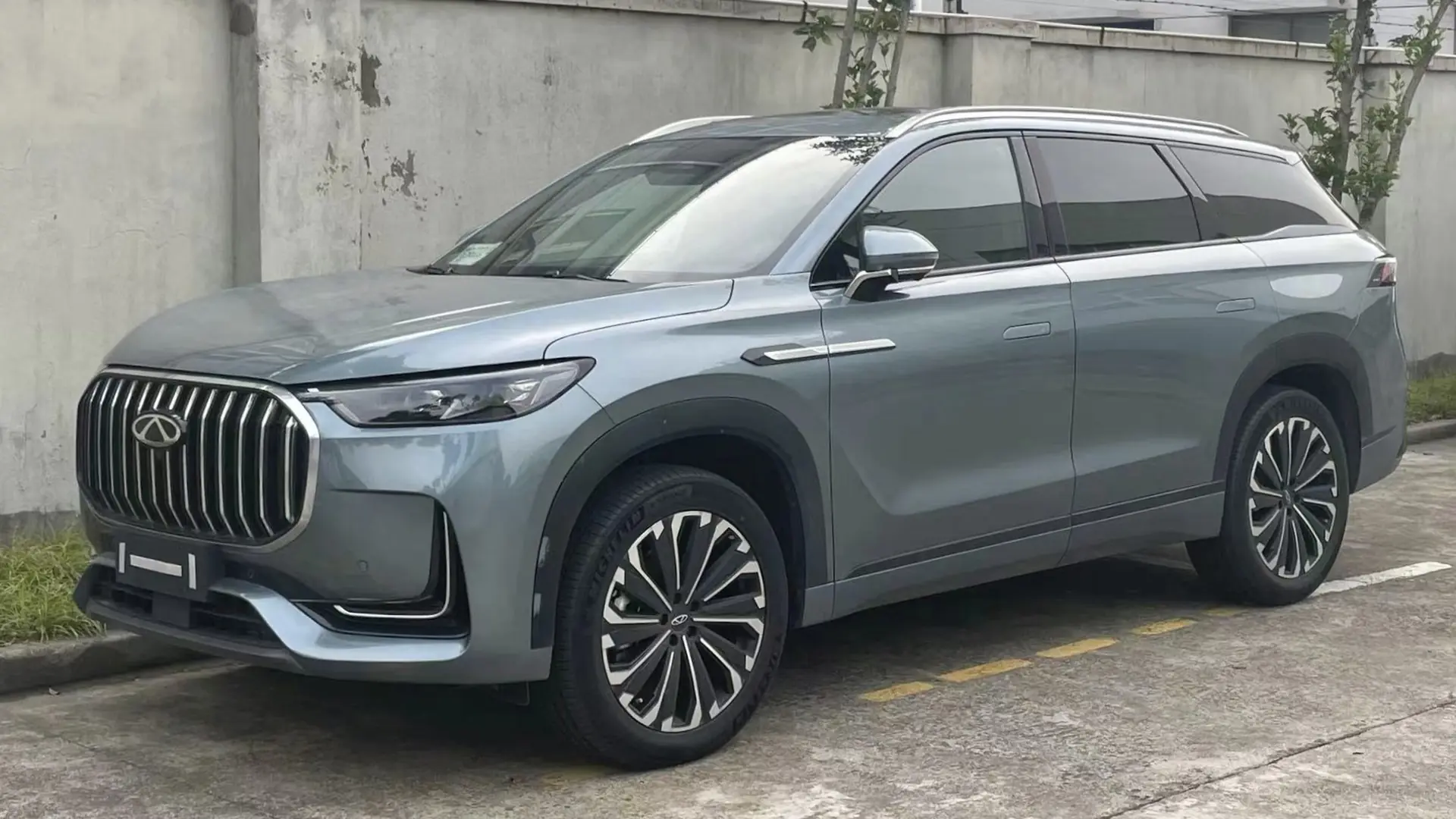 Gray Chery Tiggo 9 mid-size SUV
