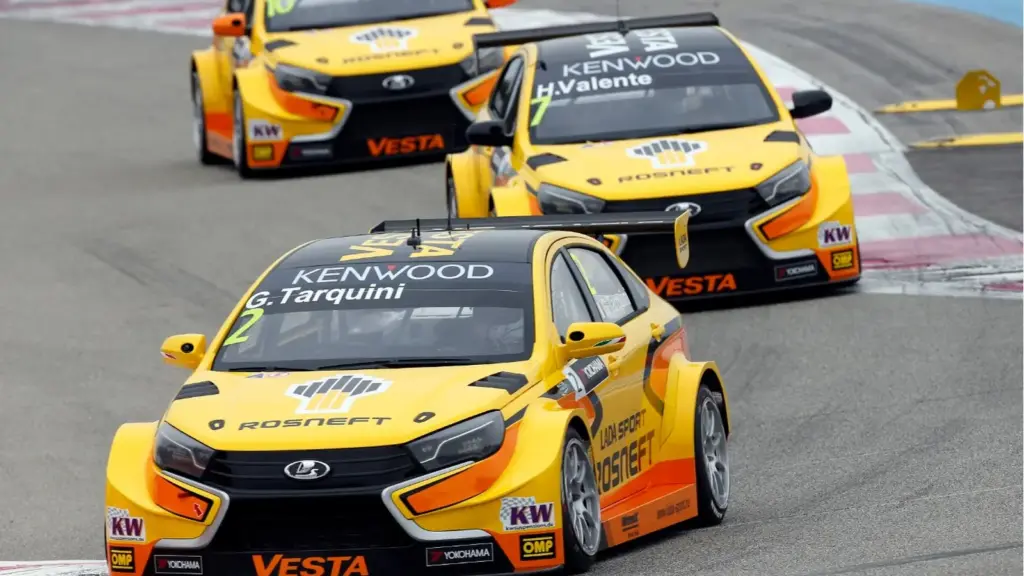 Lada Sport Vesta WTCC cars racing at Paul Ricard in 2016