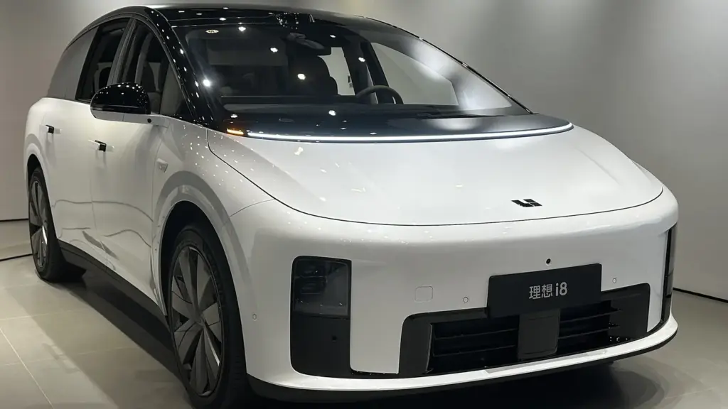 White Li i8 electric SUV in a showroom