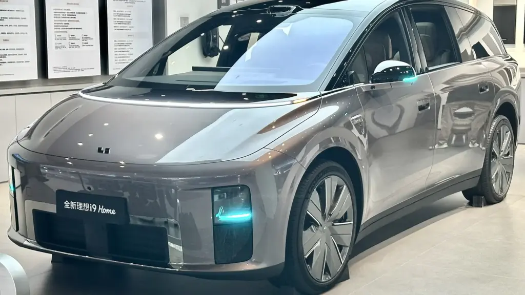 Gray Li i9 electric SUV in a showroom