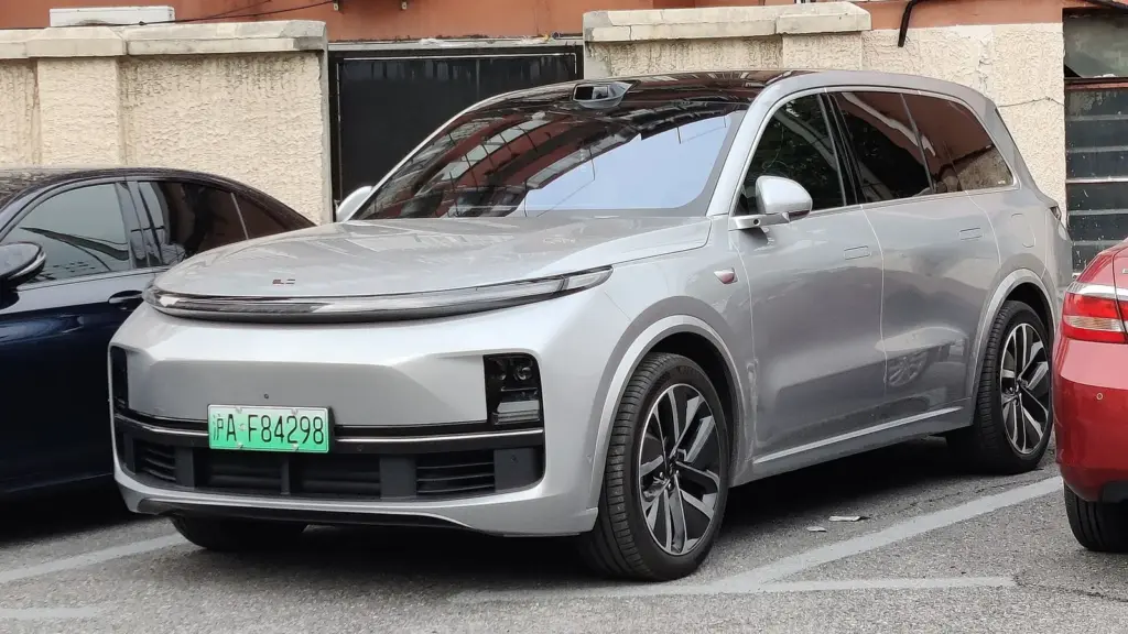 Silver first-generation Li L9 SUV on a street