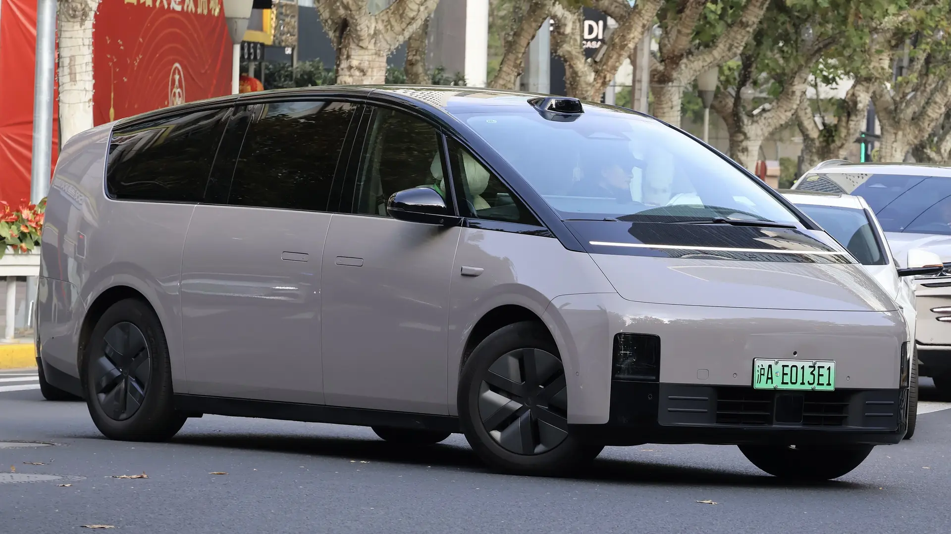 Silver Li MEGA electric MPV on a street in Shanghai