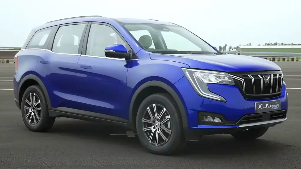 Blue Mahindra XUV700, the predecessor of the XUV 7XO