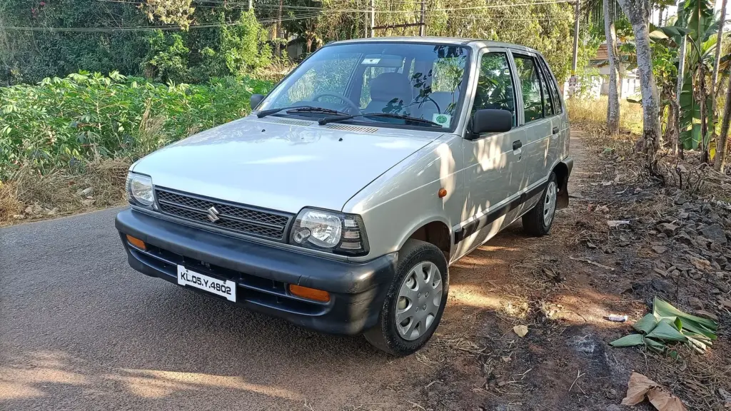 White Maruti 800 city car