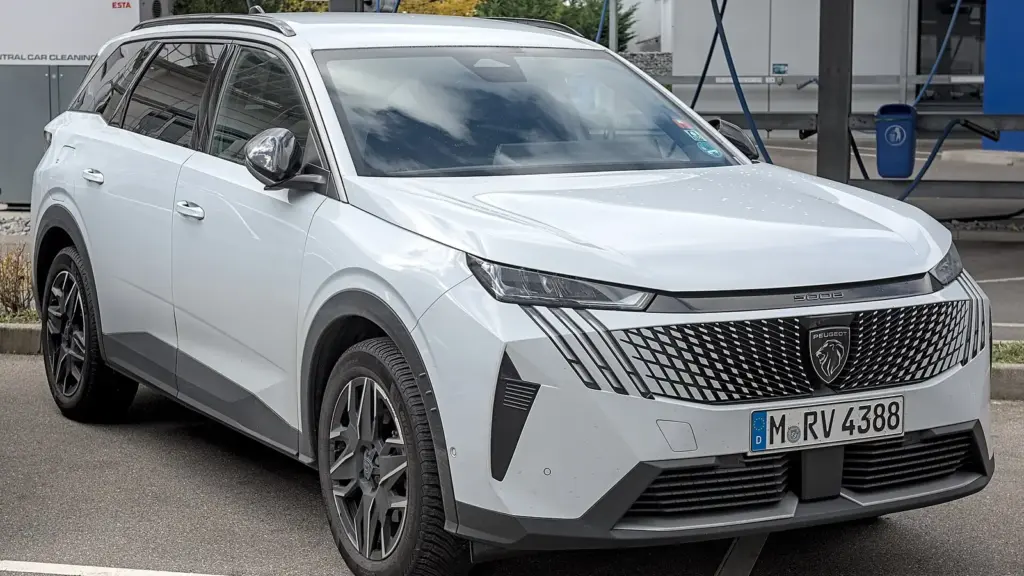 Third-generation Peugeot 5008 seven-seat SUV