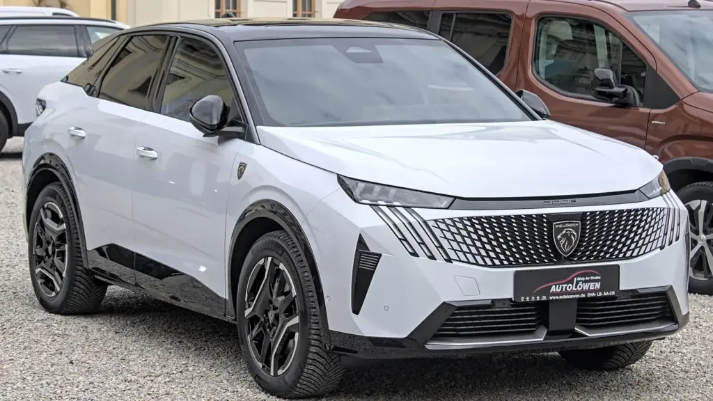 Peugeot e-3008 electric SUV-coupe