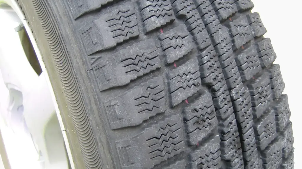 Tread of a studless winter tire with deep grooves and many thin sipes