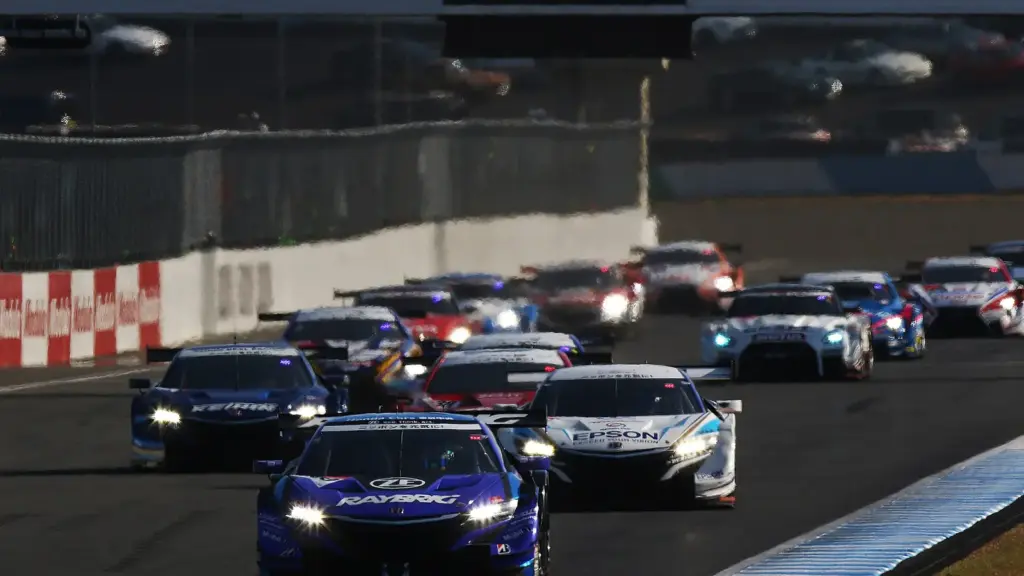 The No. 100 RAYBRIG Honda NSX-GT leads the field at the start of the 2018 Super GT finale at Twin Ring Motegi