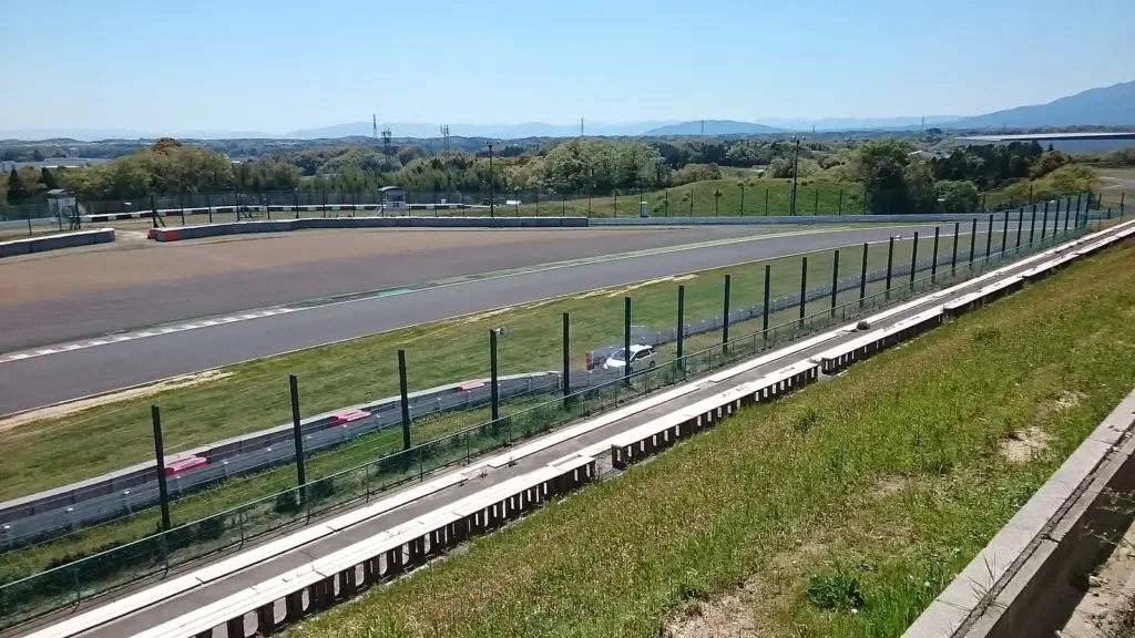The 130R corner at Suzuka Circuit seen from the spectator area