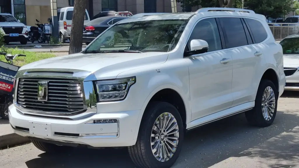 White Tank 500 large off-road SUV