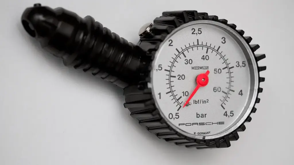 Dial tire pressure gauge reading in psi and bar