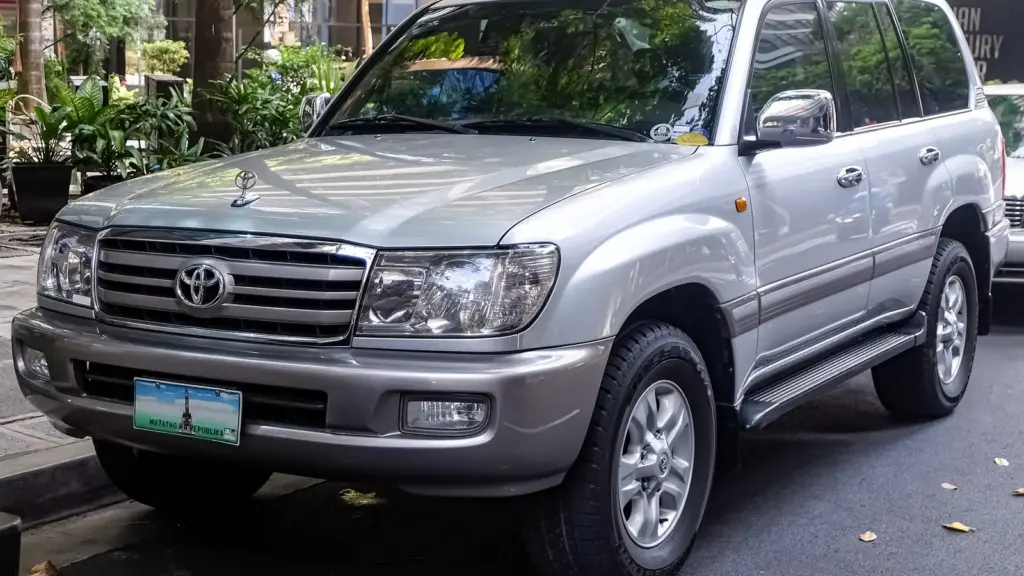 Silver Toyota Land Cruiser 100 Series VX turbo diesel (HDJ100) with the later facelift, front three-quarter view