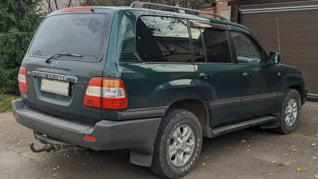 Dark green 2005 Toyota Land Cruiser 100 Series, rear three-quarter view
