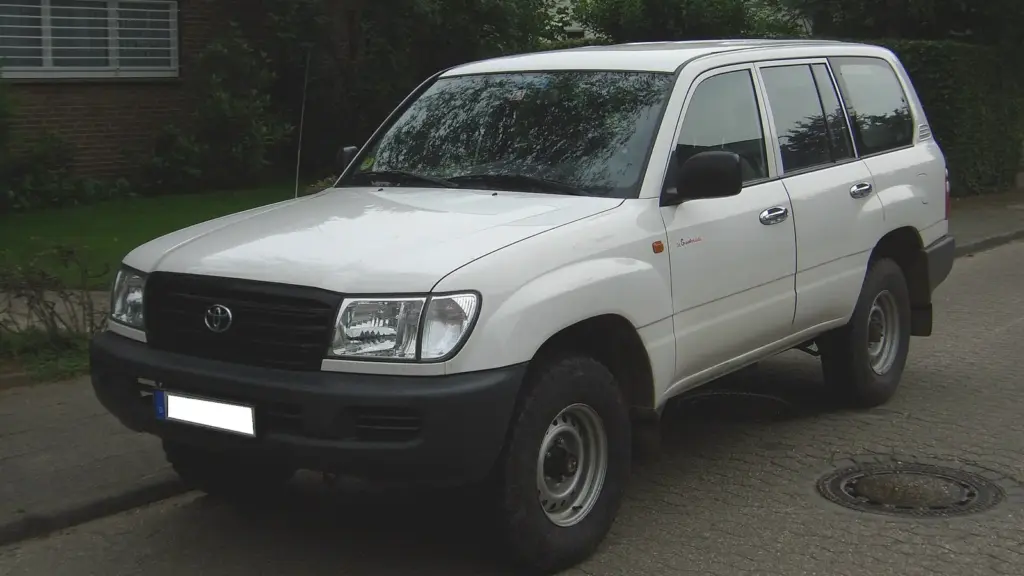 White Toyota Land Cruiser 105 Series (HZJ105) with solid front axle, front three-quarter view