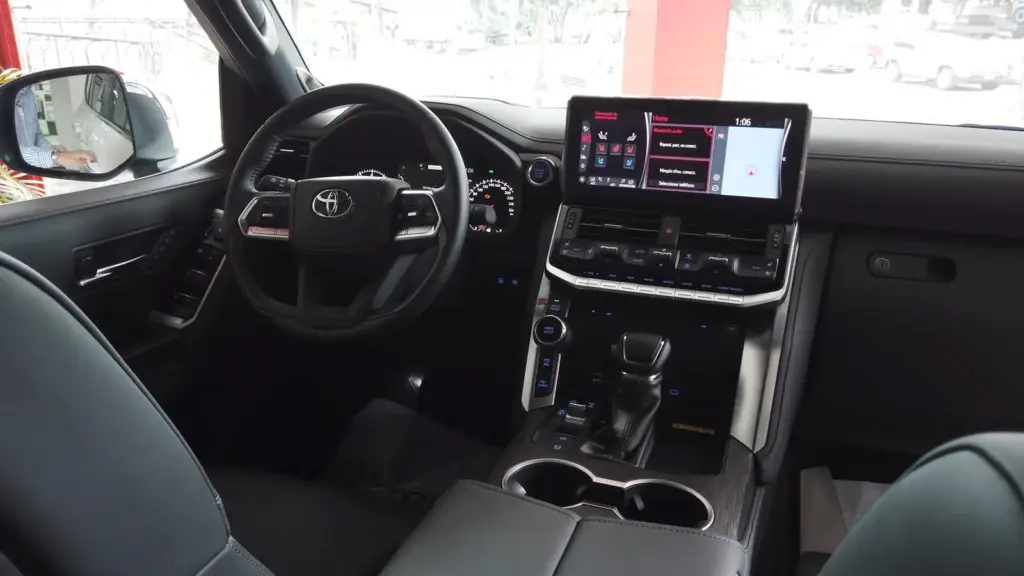 Dashboard and center screen of a 2021 Toyota Land Cruiser 300 (Colombian market)