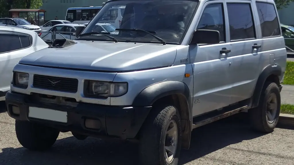Front view of a silver 2004 UAZ-31622 Simbir SUV