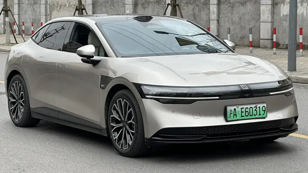 Silver Zeekr 007 electric sedan