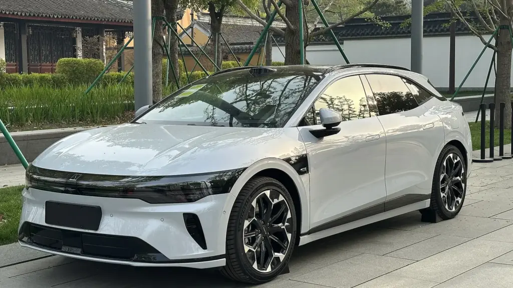 White Zeekr 007 GT electric shooting brake